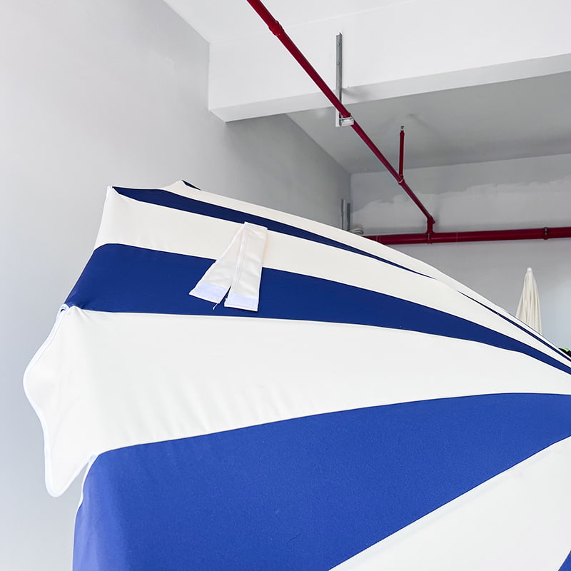 2.5M 파란색과 흰색 패치워크 파고다 우산